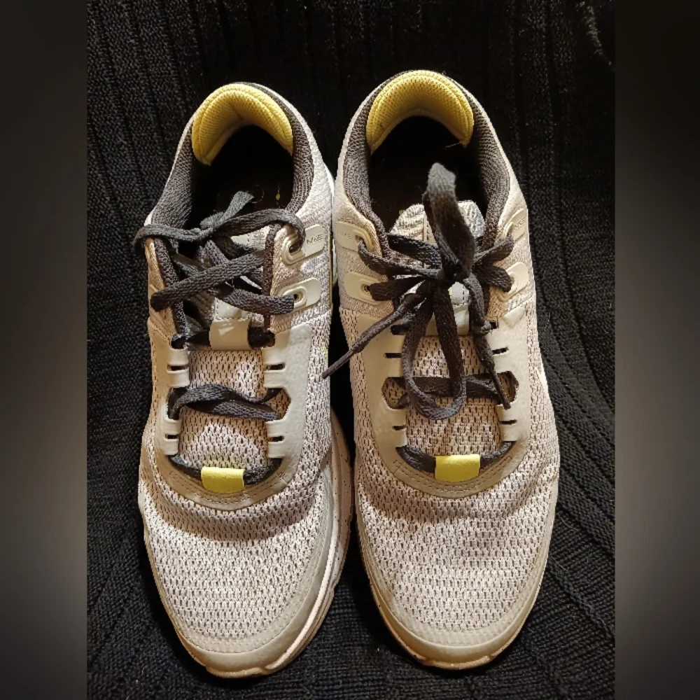 Men's Nike Shoes - Picture 3 of 4